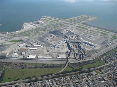 Aeropuerto de san francisco - El aeropuerto de San Francisco (SFO) es la principal vía de enlace con Europa, Asia y Norteamérica para California y sus alrededores. El aeropuerto está situado a 22,5 km del centro de la ciudad, por lo que el traslado dura solamente unos 35 minutos en un taxi del aeropuerto de San Francisco o en traslado privado. 